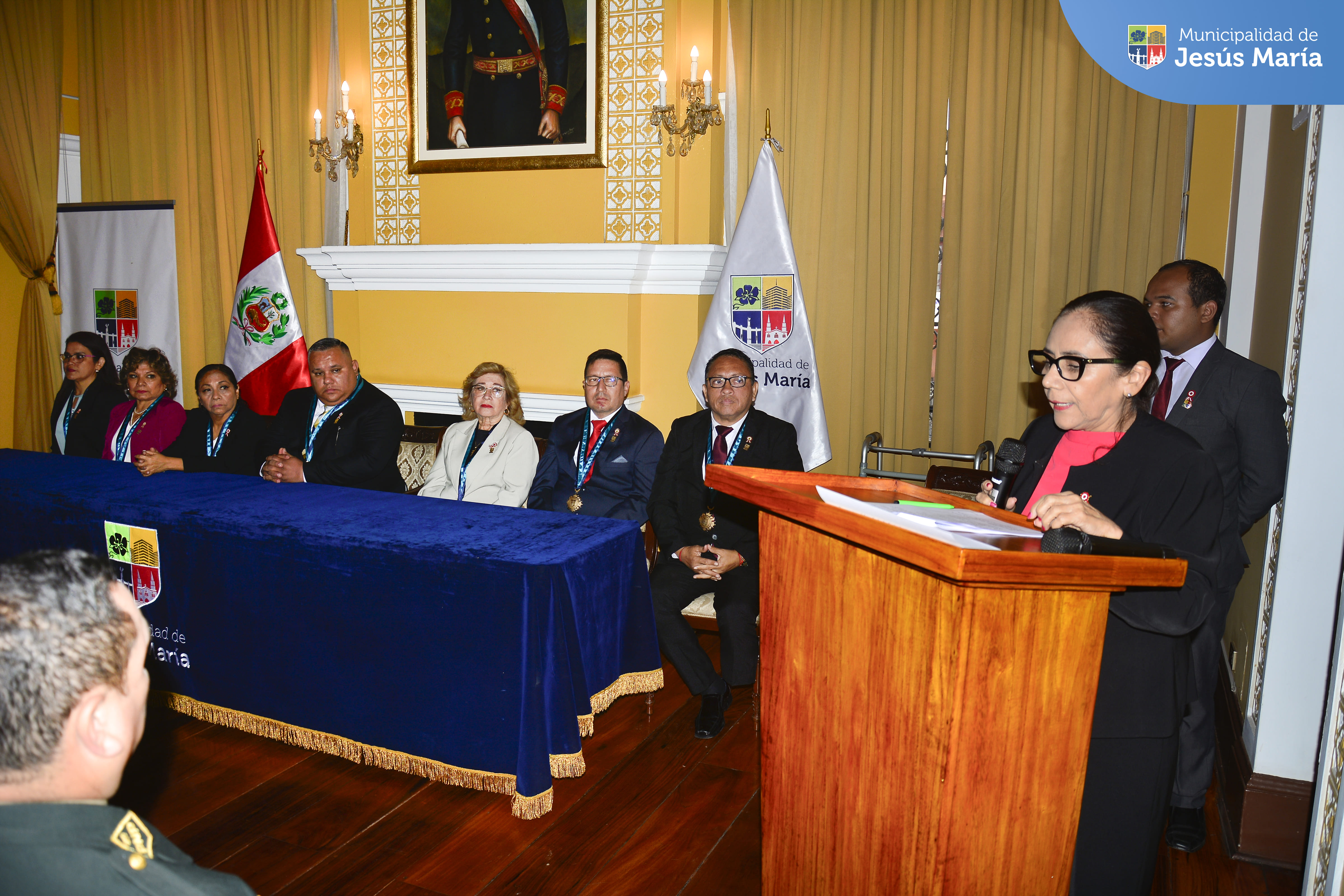 🇵🇪 En el marco de las celebraciones por los 202 años de la Proclamación de la Independencia de nuestro Perú 🇵🇪, la Municipalidad de Jesús María celebró la Sesión Solemne de su honorable Concejo Municipal.
Durante la ceremonia, nuestro alcalde Jesús Gálvez Olivares, otorgó un 🏅 merecido reconocimiento a los vecinos jesusmarianos que vienen trabajando con esmero y gran dedicación en el desarrollo de nuestro distrito. 👏🏻🏆 Felicitamos a: Andrea Ricci, Elina Vela, Sandra Roca, Raquel Ayala, Frida Vélez. Porque Jesús María ¡Somos todos! 🙌🏻