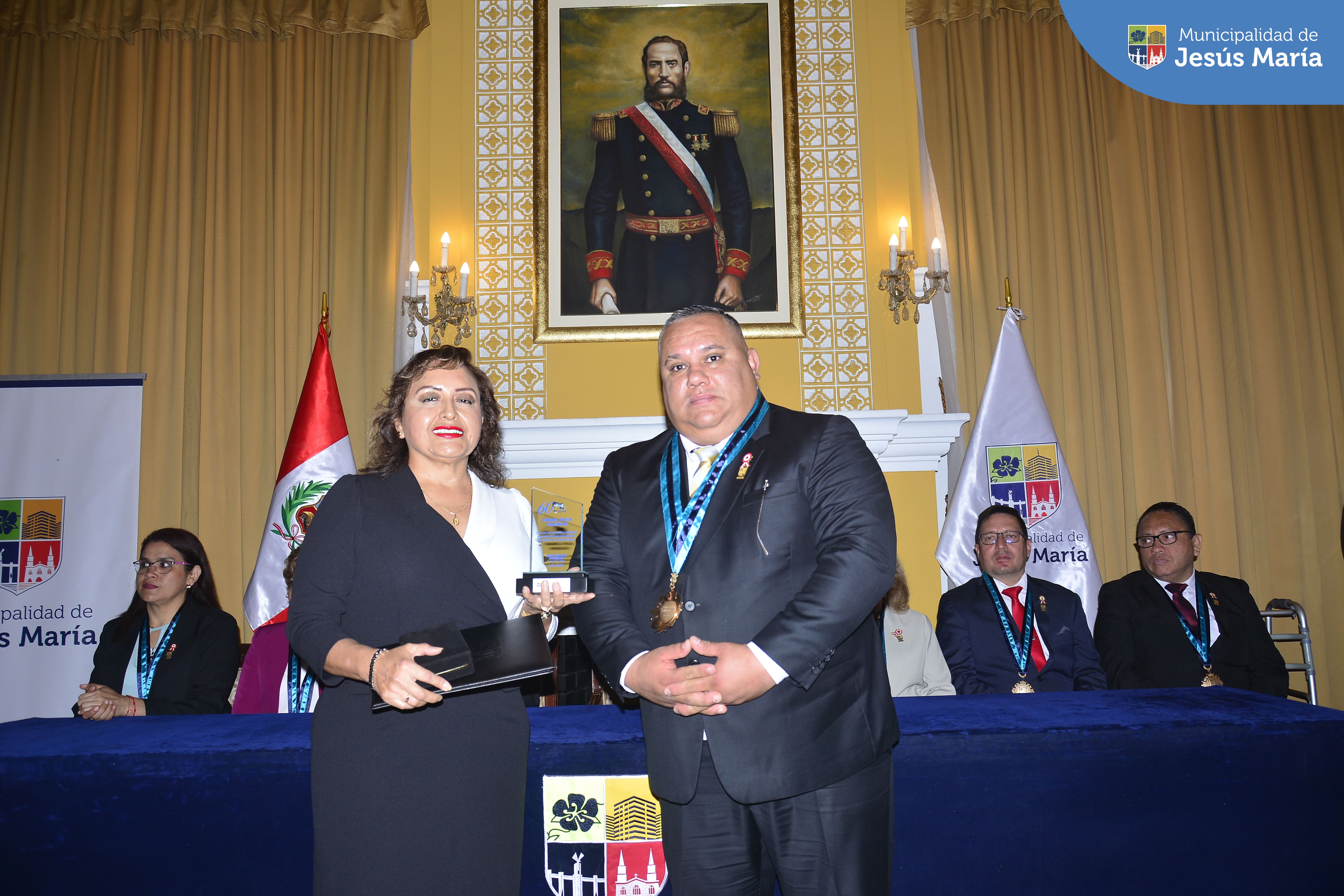 🇵🇪 En el marco de las celebraciones por los 202 años de la Proclamación de la Independencia de nuestro Perú 🇵🇪, la Municipalidad de Jesús María celebró la Sesión Solemne de su honorable Concejo Municipal.
Durante la ceremonia, nuestro alcalde Jesús Gálvez Olivares, otorgó un 🏅 merecido reconocimiento a los vecinos jesusmarianos que vienen trabajando con esmero y gran dedicación en el desarrollo de nuestro distrito. 👏🏻🏆 Felicitamos a: Andrea Ricci, Elina Vela, Sandra Roca, Raquel Ayala, Frida Vélez. Porque Jesús María ¡Somos todos! 🙌🏻