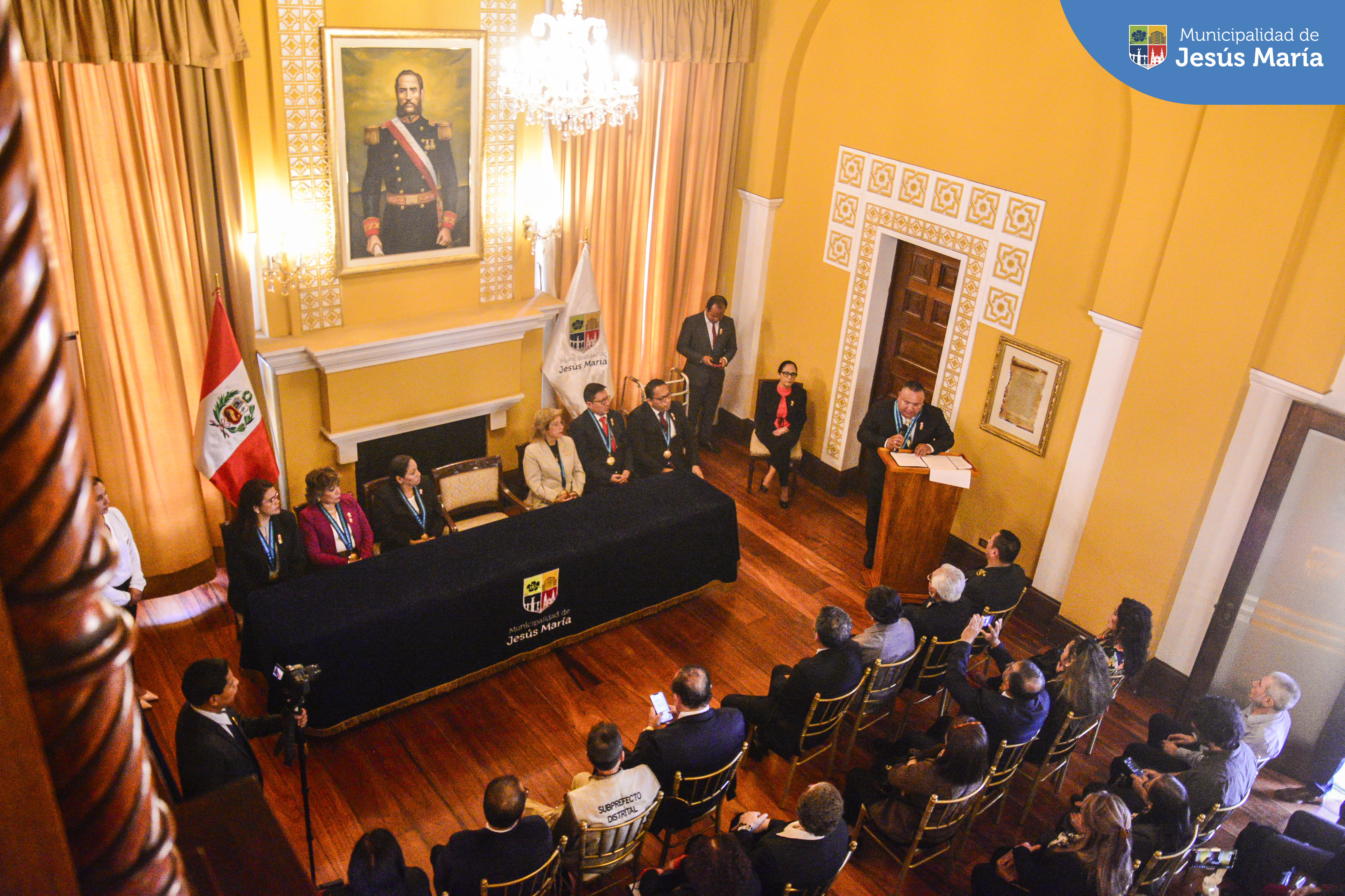 🇵🇪 En el marco de las celebraciones por los 202 años de la Proclamación de la Independencia de nuestro Perú 🇵🇪, la Municipalidad de Jesús María celebró la Sesión Solemne de su honorable Concejo Municipal.
Durante la ceremonia, nuestro alcalde Jesús Gálvez Olivares, otorgó un 🏅 merecido reconocimiento a los vecinos jesusmarianos que vienen trabajando con esmero y gran dedicación en el desarrollo de nuestro distrito. 👏🏻🏆 Felicitamos a: Andrea Ricci, Elina Vela, Sandra Roca, Raquel Ayala, Frida Vélez. Porque Jesús María ¡Somos todos! 🙌🏻