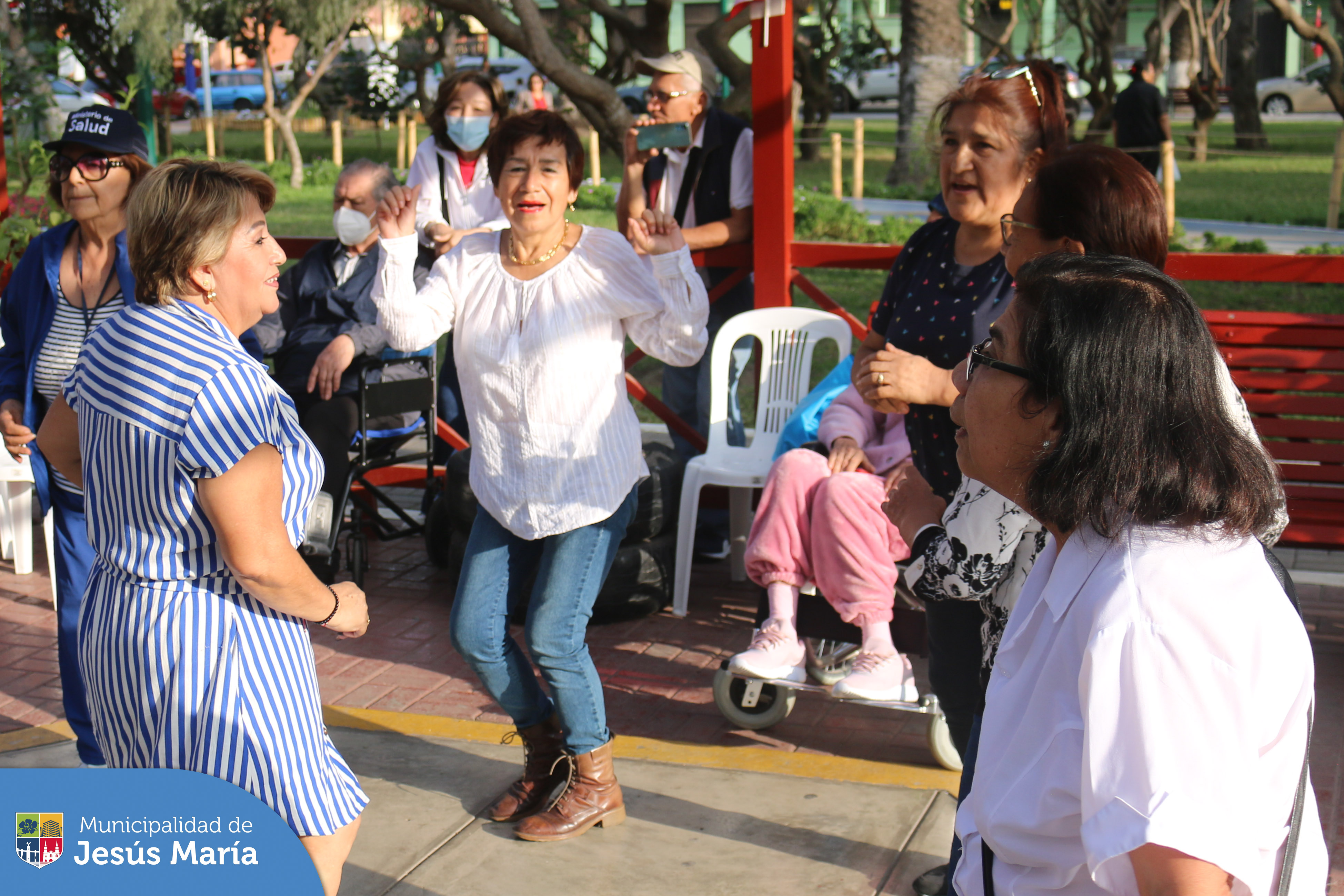 🇵🇪 Celebramos juntos el 202 aniversario de nuestra patria, con una retreta musical especialmente preparada para honrar a nuestro querido Perú. 🇵🇪
La actividad se realizó en nuestro remozado 🌳 Parque Habich y contó con la participación de decenas de vecinos entusiasmados y bailarines. ♥️🤍♥️
#JesúsMaríaSomosTodos #EsTiempoDeSoluciones