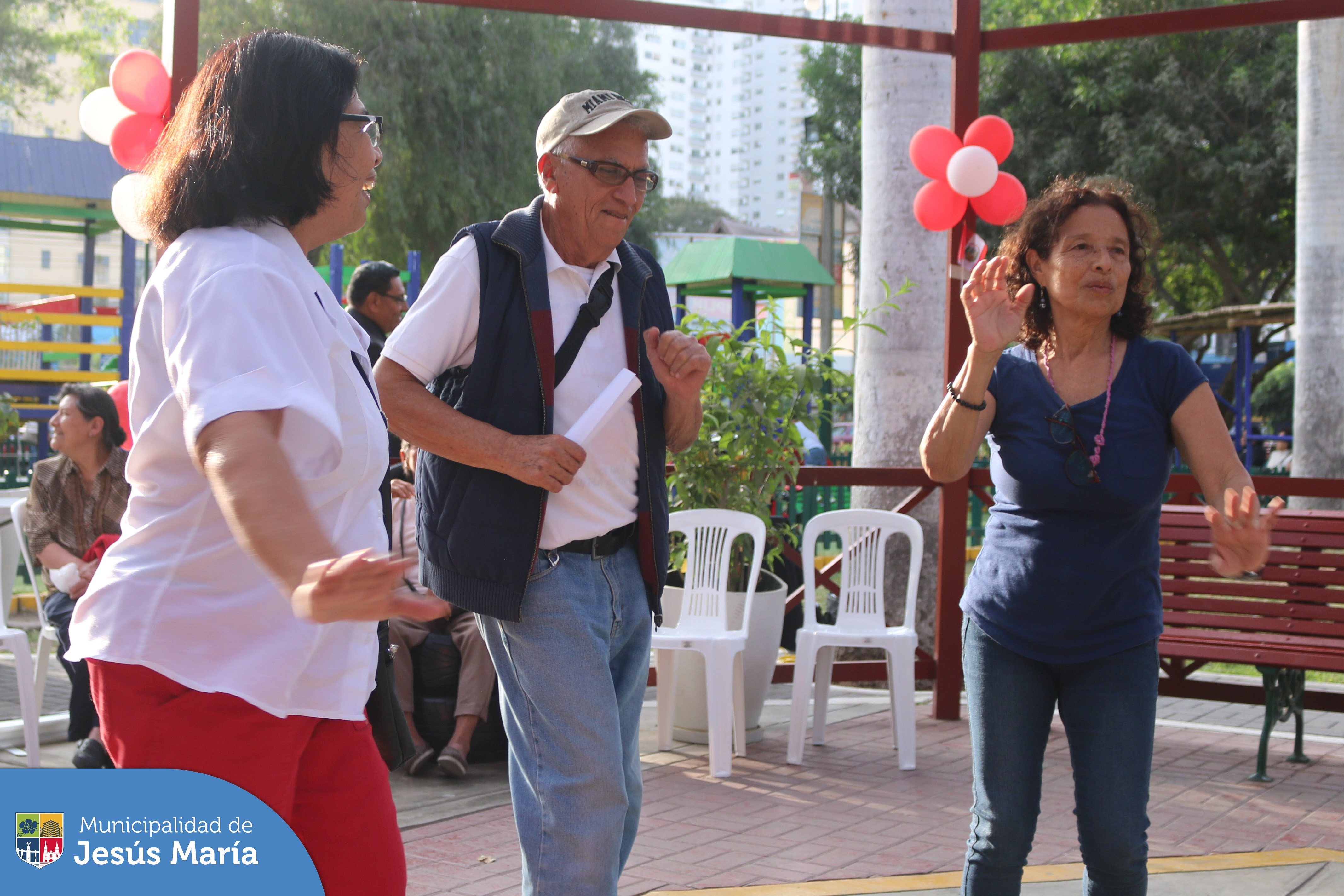 🇵🇪 Celebramos juntos el 202 aniversario de nuestra patria, con una retreta musical especialmente preparada para honrar a nuestro querido Perú. 🇵🇪
La actividad se realizó en nuestro remozado 🌳 Parque Habich y contó con la participación de decenas de vecinos entusiasmados y bailarines. ♥️🤍♥️
#JesúsMaríaSomosTodos #EsTiempoDeSoluciones