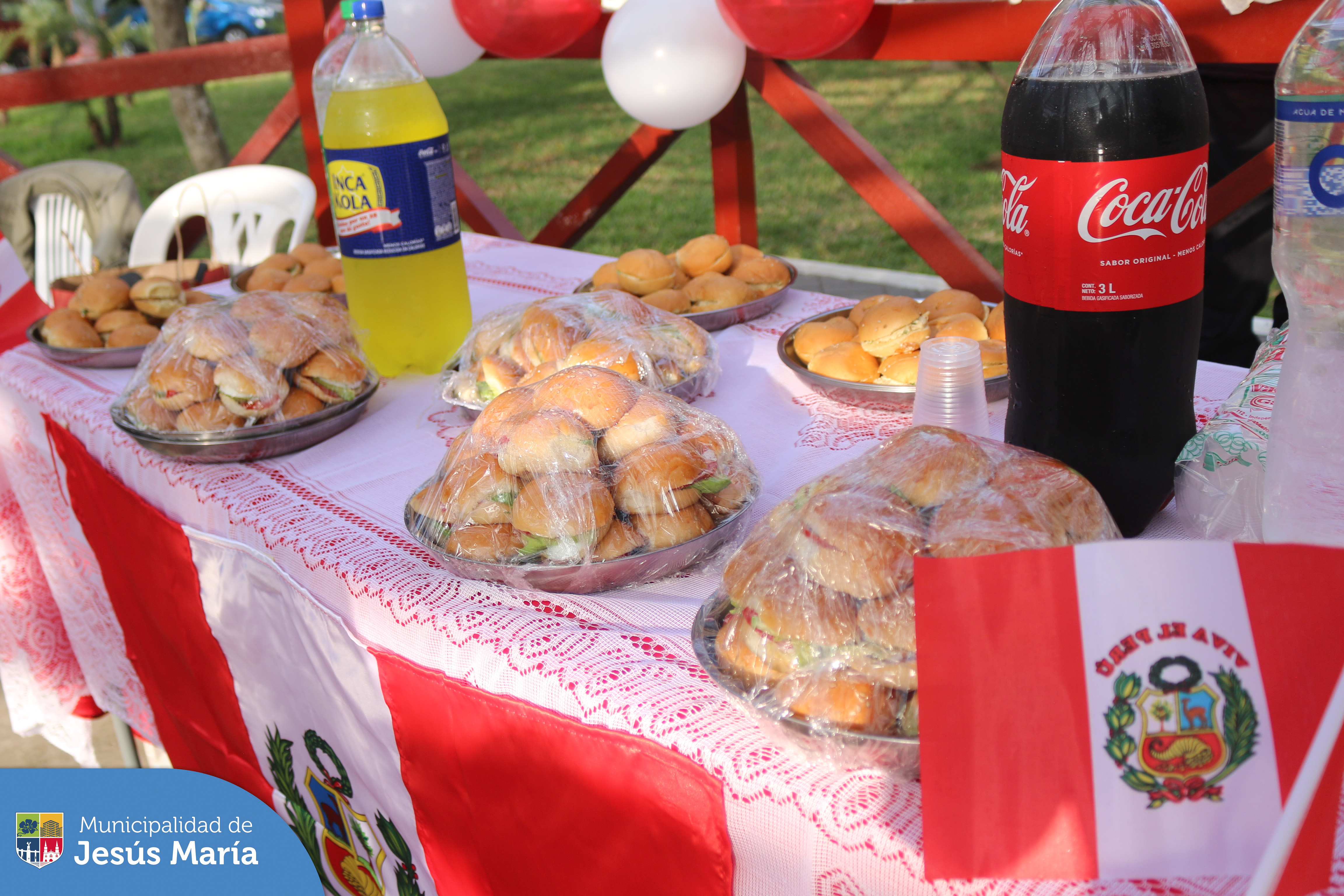 🇵🇪 Celebramos juntos el 202 aniversario de nuestra patria, con una retreta musical especialmente preparada para honrar a nuestro querido Perú. 🇵🇪
La actividad se realizó en nuestro remozado 🌳 Parque Habich y contó con la participación de decenas de vecinos entusiasmados y bailarines. ♥️🤍♥️
#JesúsMaríaSomosTodos #EsTiempoDeSoluciones
