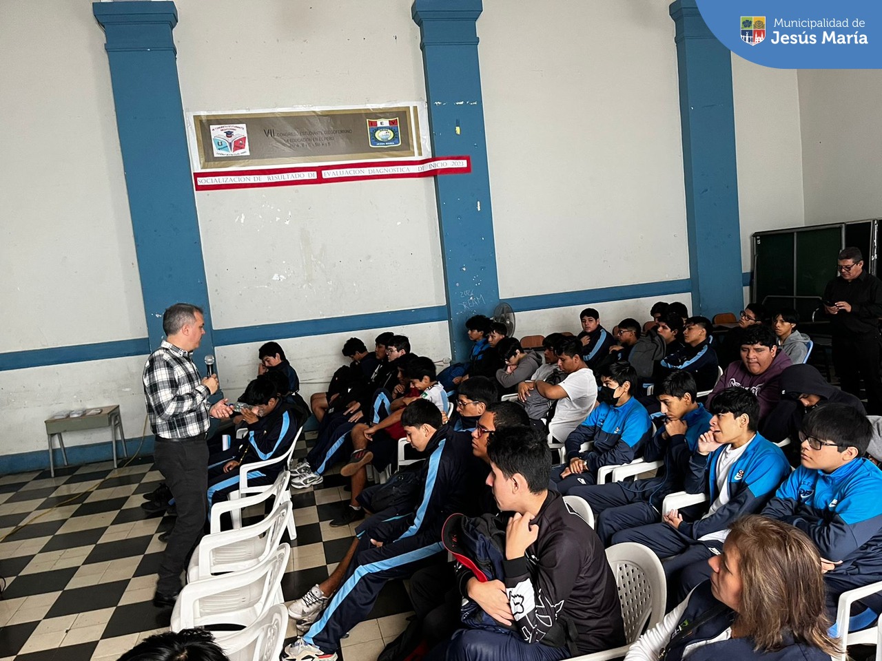 👉🏽 Con el objetivo de llevar mensajes de cuidado y prevención ante las drogas a los jóvenes jesusmarianos, la Municipalidad de Jesús María realizó una charla a los alumnos de 4to y 5to de secundaria de la I.E. Diego Ferré, con apoyo de la organización @Cedro Perú.
Si deseas que visitemos tu 🏫 colegio con estas importantes charlas educativas, llámanos al ☎️ 963831795.
#JesúsMaríaSomosTodos #EsTiempoDeSoluciones