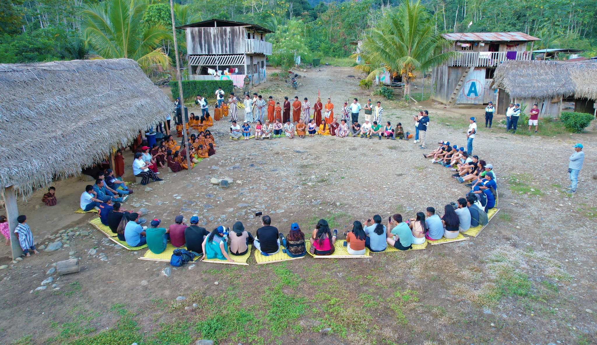 Visitantes en la comunidad de Kitamaronkani