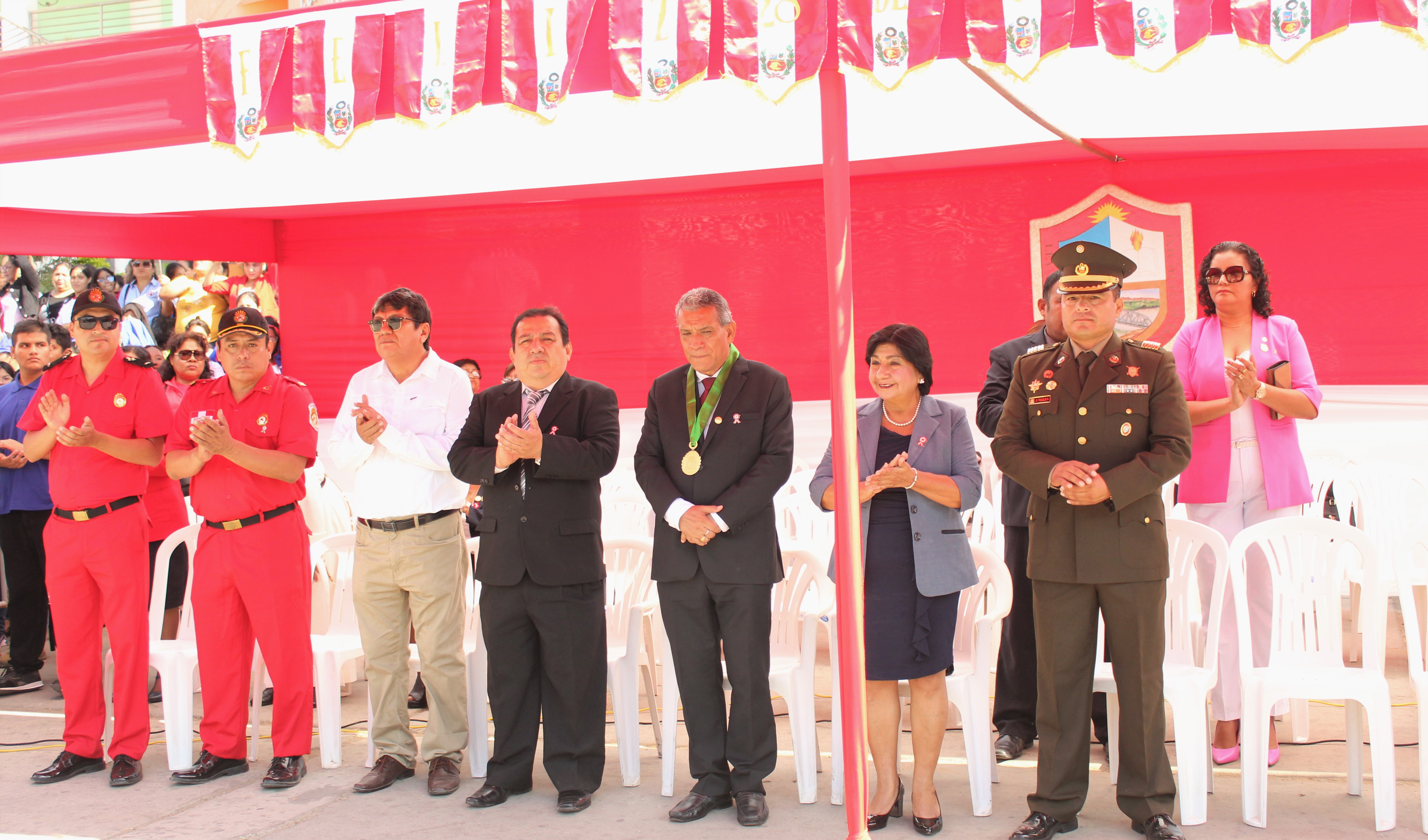 Autoridades en desfile