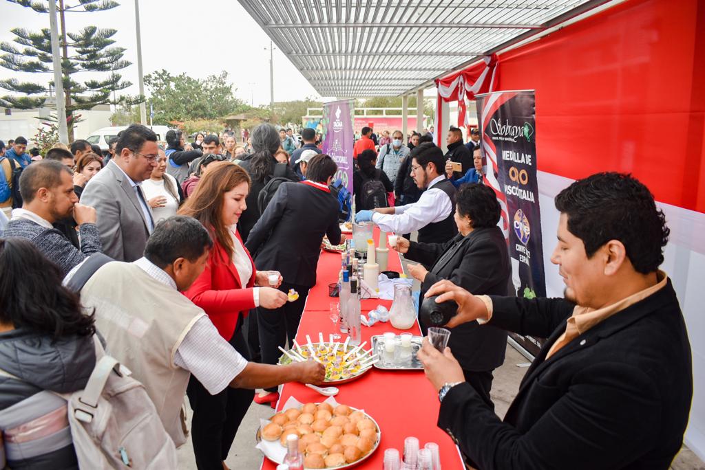 Turistas nacionales y extranjeros conmemoran el Día Nacional del Pisco