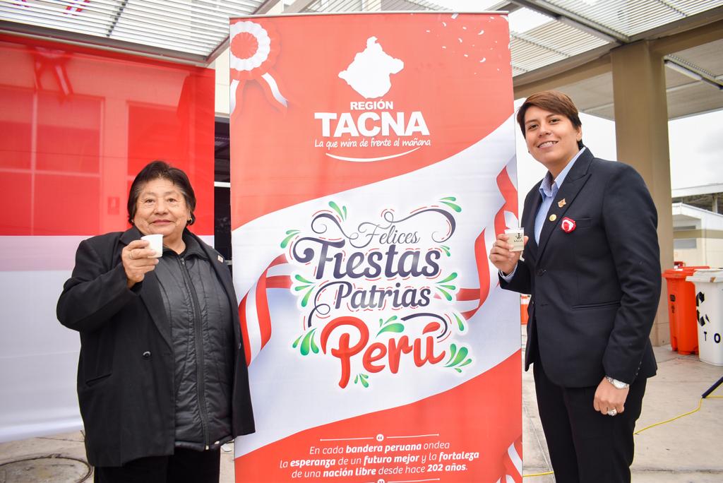 Turistas nacionales y extranjeros conmemoran el Día Nacional del Pisco