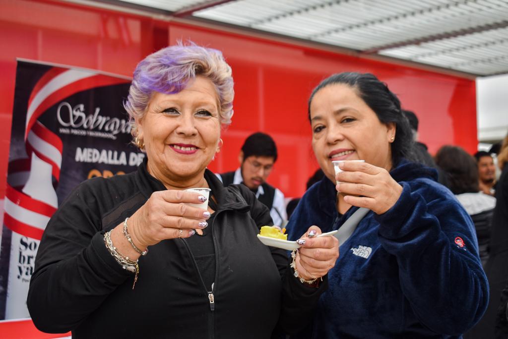 Turistas nacionales y extranjeros conmemoran el Día Nacional del Pisco