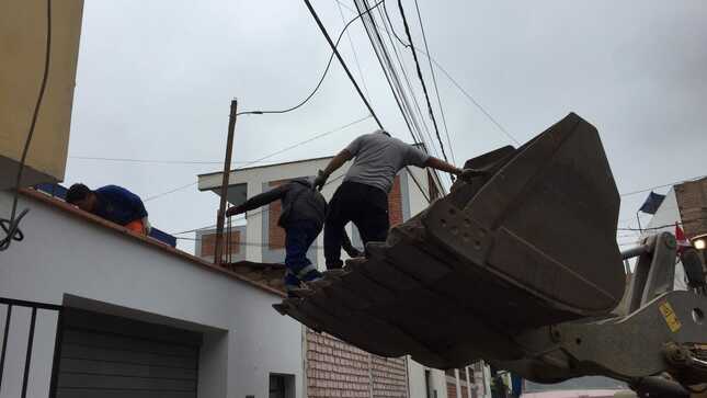 Decenas de vecinos agradecieron que personal municipal los ayude a limpiar sus techos a través de la Campaña "Techo Limpio"