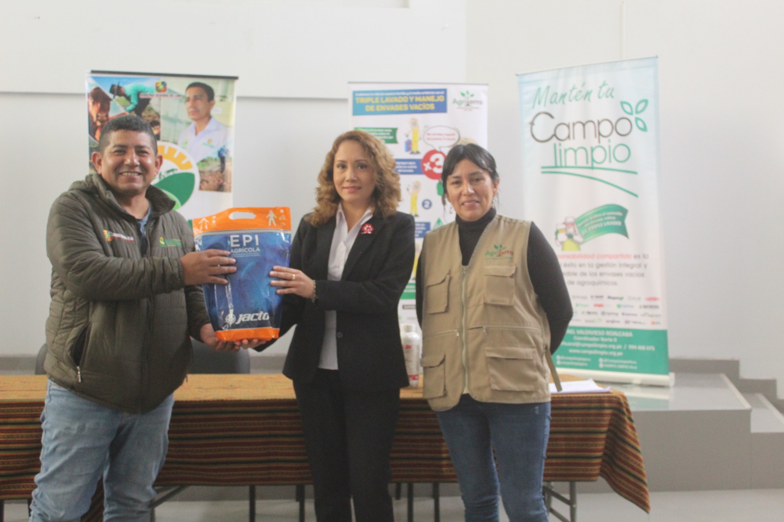 Imparten buenas prácticas sobre el manejo de envases de residuos peligrosos a agricultores de la región Lima