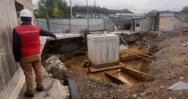 La Contraloría General alertó a las autoridades del Gobierno Regional de Pasco que la obra de la construcción del hospital Ernesto Germán Guzmán Gonzales de Oxapampa, que se encuentra paralizada desde enero del 2023, tiene daños en su infraestructura y deterioro en los trabajos realizados, lo cual podría ocasionar mayores gastos en su ejecución y focos infecciosos que afectan la salud de los habitantes que se encuentran alrededor de la obra.