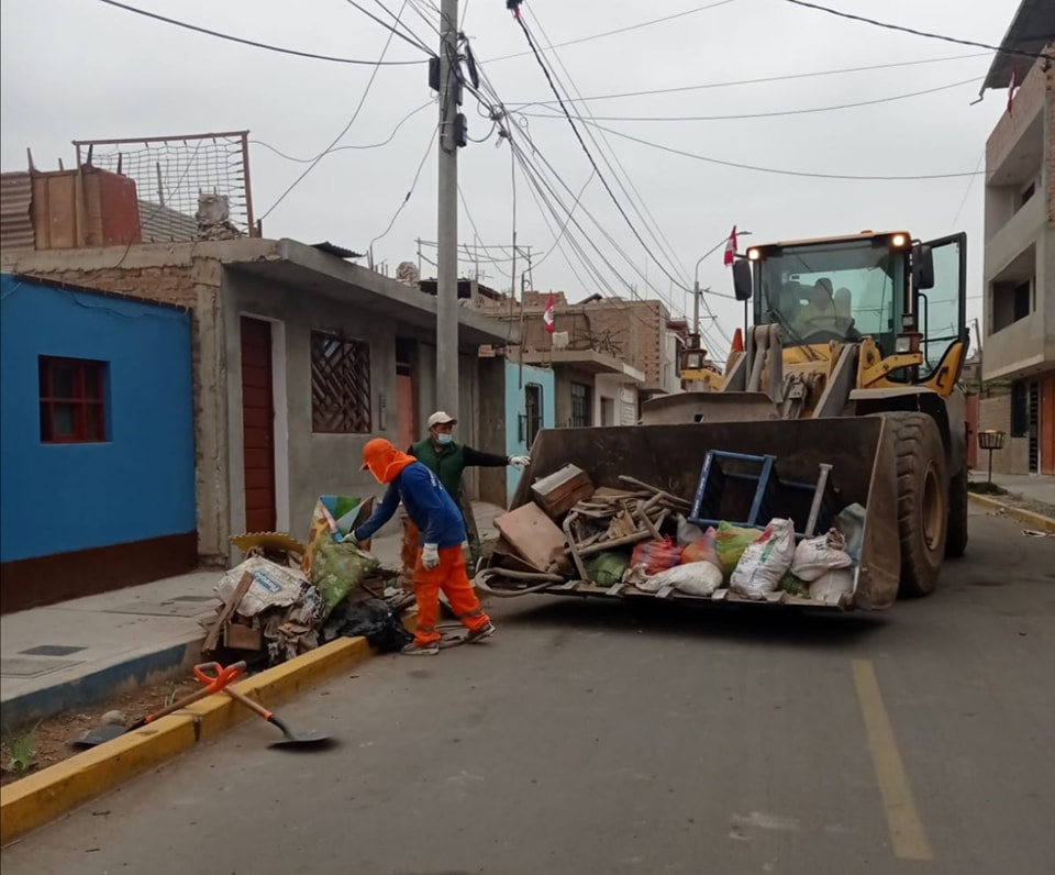 Personal municipal ayudó a más vecinos a limpiar sus techos a través de la 8va campaña de "Techo Limpio"