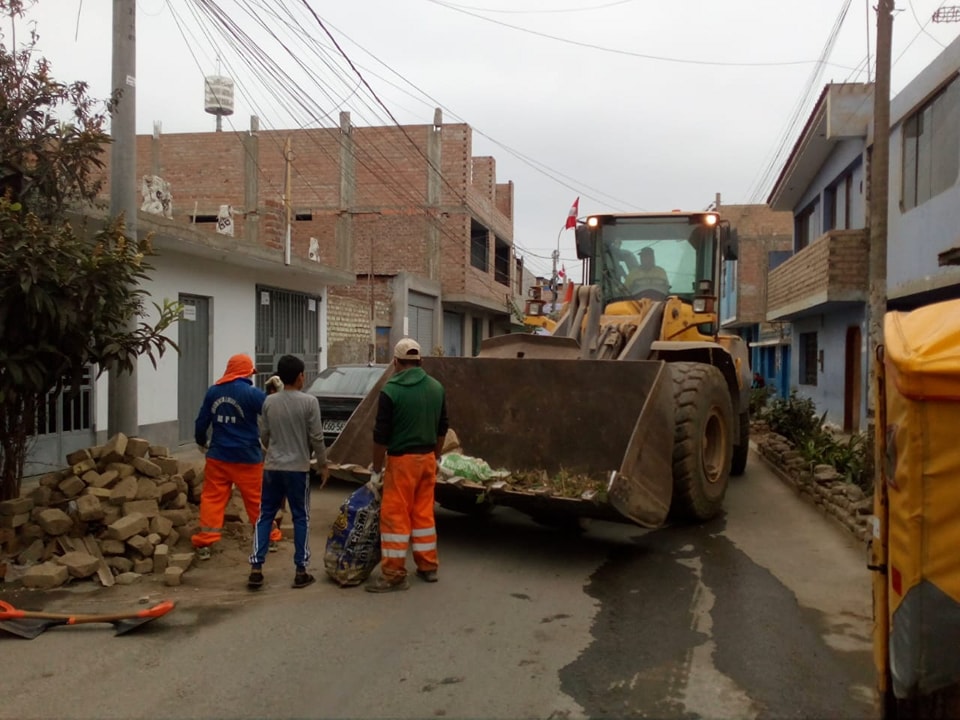 Personal municipal ayudó a más vecinos a limpiar sus techos a través de la 8va campaña de "Techo Limpio"