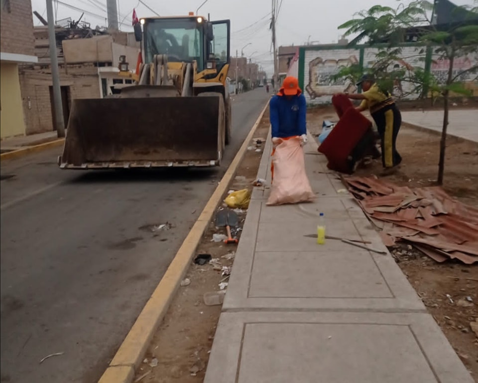 Personal municipal ayudó a más vecinos a limpiar sus techos a través de la 8va campaña de "Techo Limpio"