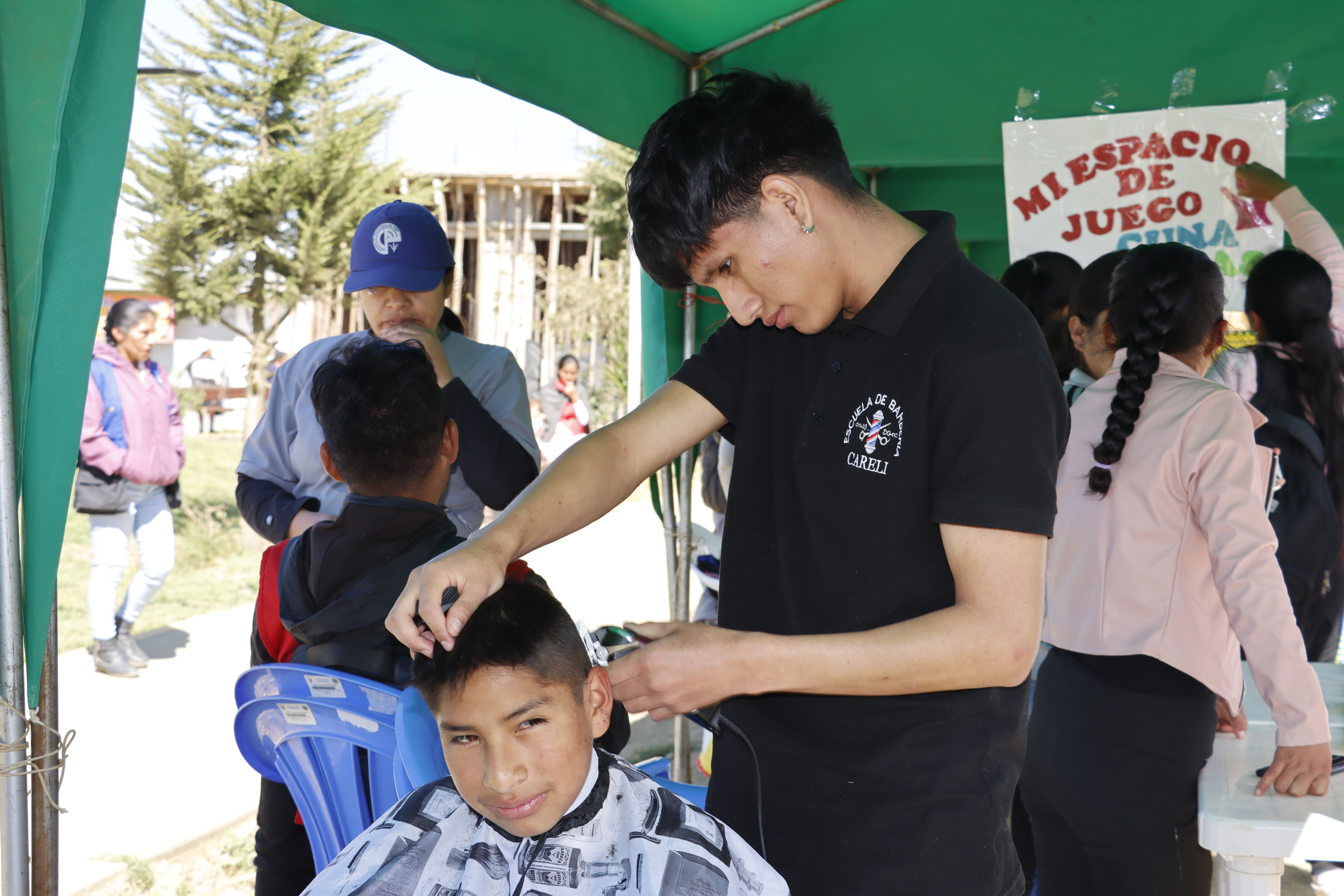 Hubo campaña de corte de cabello gratis.