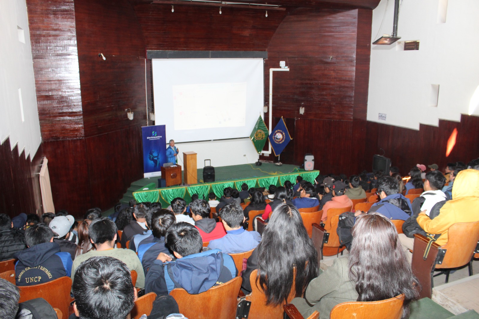 UNCP y ELECTROCENTRO con éxito organizaron primer seminario profesional en ingeniería eléctrica, retos y soluciones en distribución