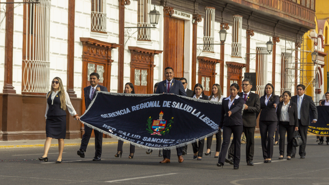 Delegación de la Red de Salud Sánchez Carrión desfilando en el sexagésimo octavo aniversario de la Gerencia Regional de Salud.