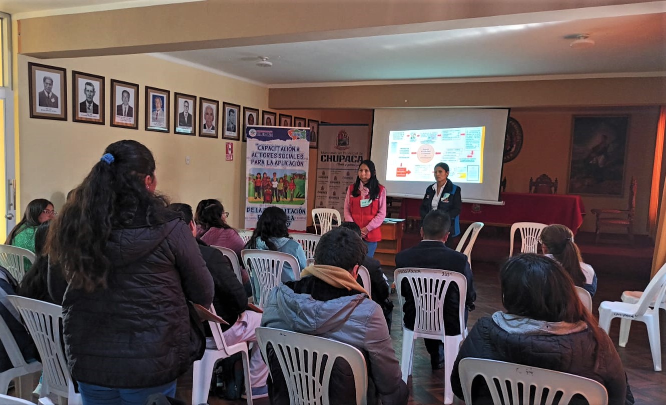Personal del CCR capacitando sobre RBC y derechos de las personas con discapacidad.