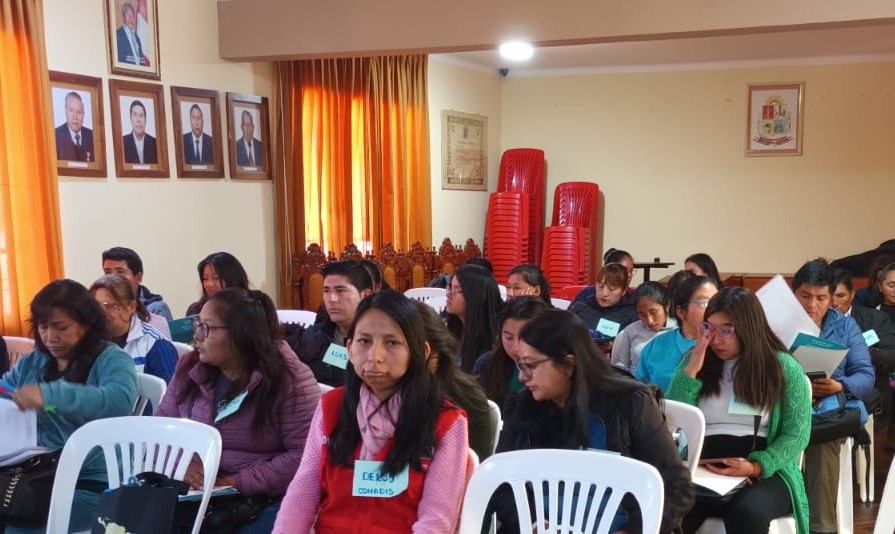 Personal del CCR capacitando sobre RBC y derechos de las personas con discapacidad.