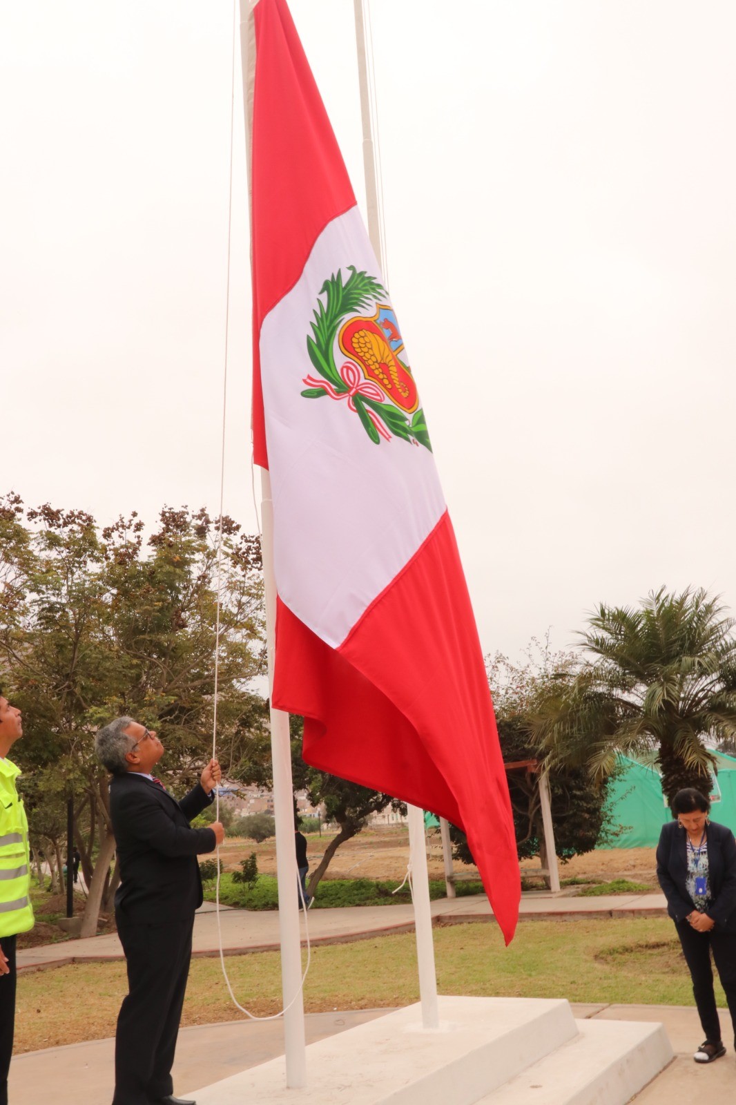 DR. SUAREZ CON LA BANDERA