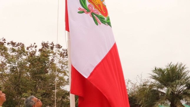 DR. SUAREZ CON LA BANDERA
