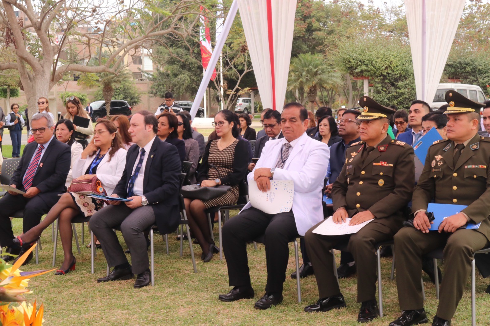 autoridades mirando la presentación
