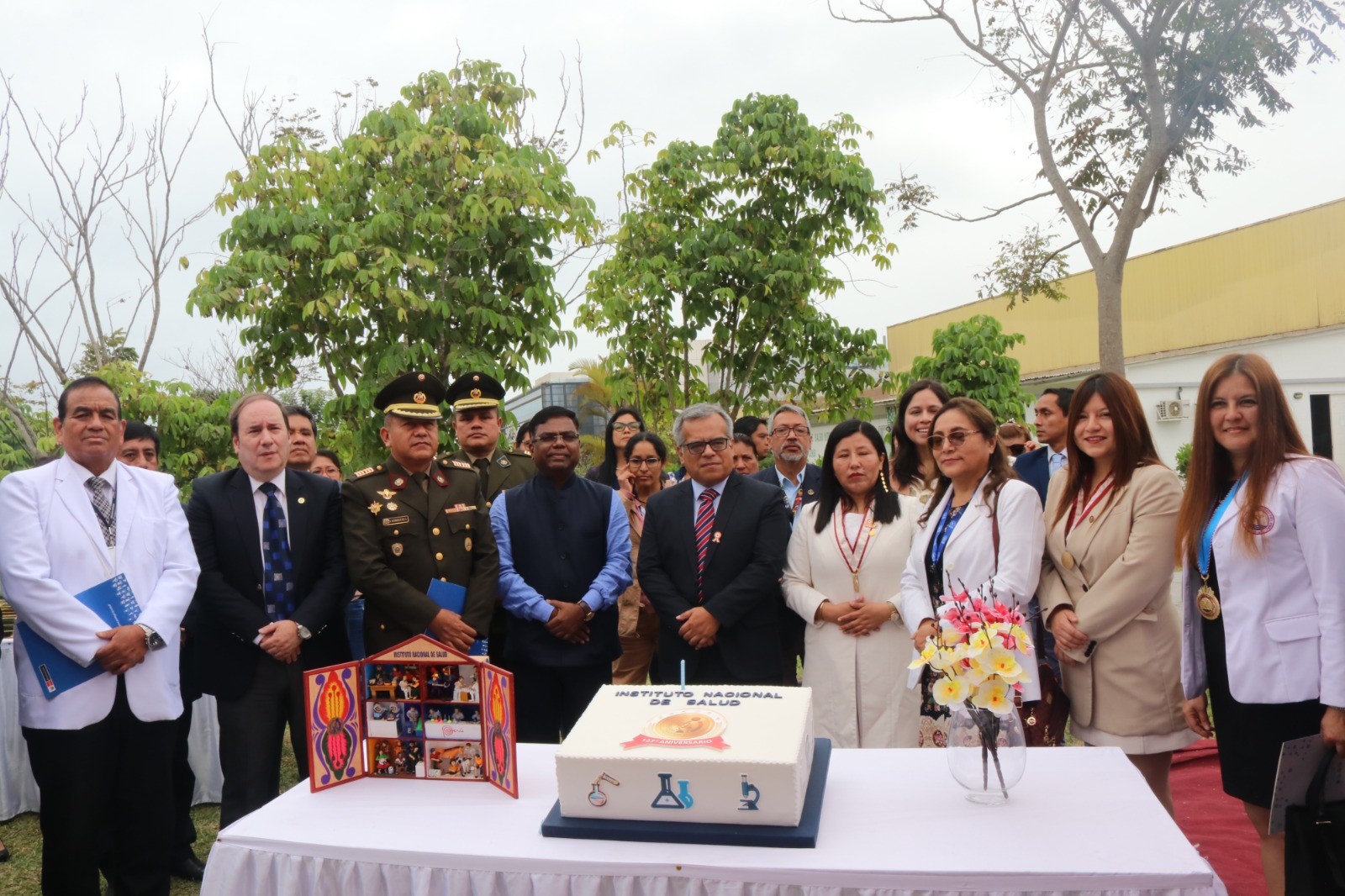 foto grupal al lado de la torta
