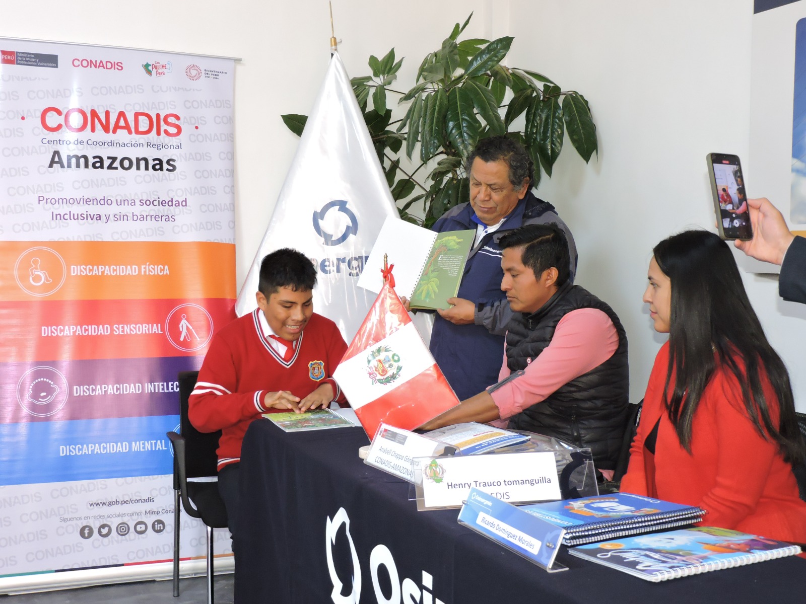 Entregan material braille a personas con discapacidad visual en la región Amazonas en coordinación con el Osinergmin, en Amazonas.
