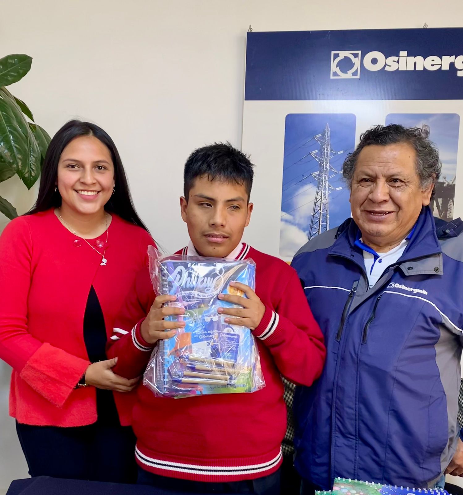 En el acto protocolar, Ricardo Domínguez Morales, director de Osinegmin Amazonas y la representante del CONADIS hicieron entrega de un ejemplar de cuentos en sistema braille a Iván Chichipe Yoplac, de 14 años, estudiante del Colegio Miguel Rubio del 1ero de secundaria quién lee excelente el mencionado sistema.
