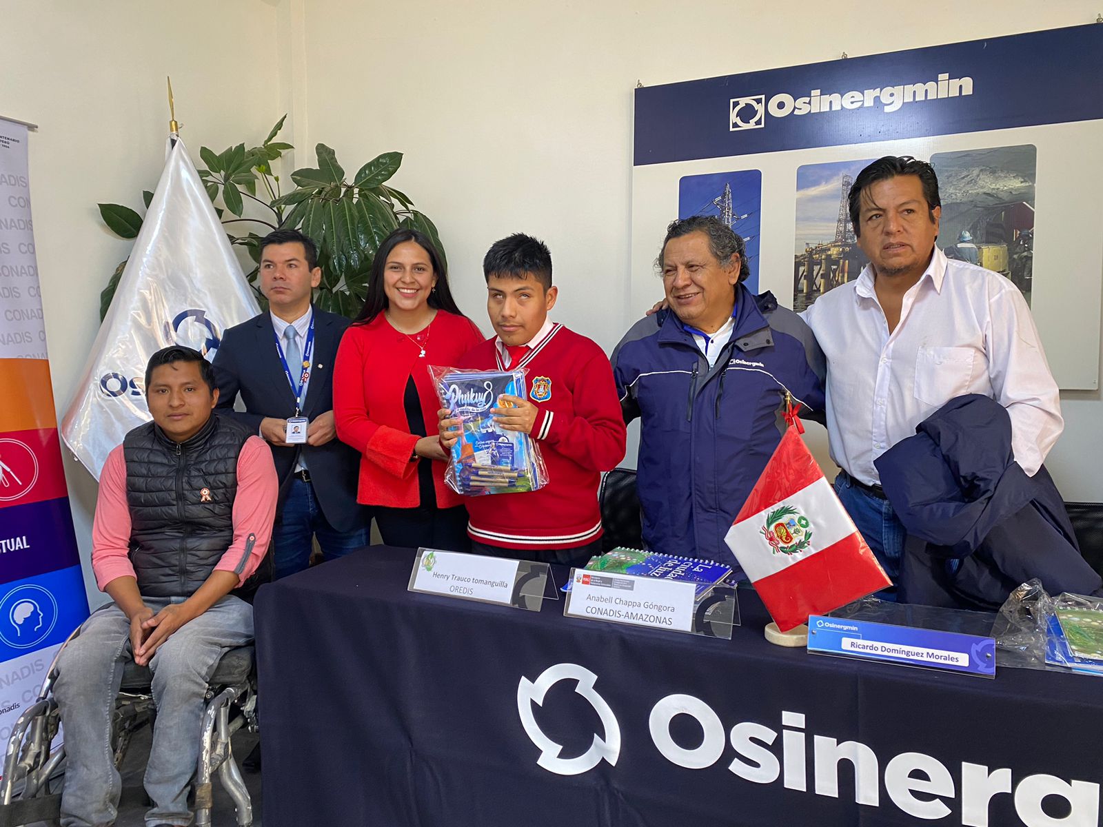 En el acto protocolar, Ricardo Domínguez Morales, director de Osinegmin Amazonas y la representante del CONADIS hicieron entregan ejemplares de cuentos en sistema braille a Iván Chichipe Yoplac, de 14 años, estudiante del Colegio Miguel Rubio del 1ero de secundaria.