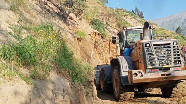 Trabajos de limpieza y reconstrucción de los puntos críticos de la trocha hacia el anexo de Huaquicha