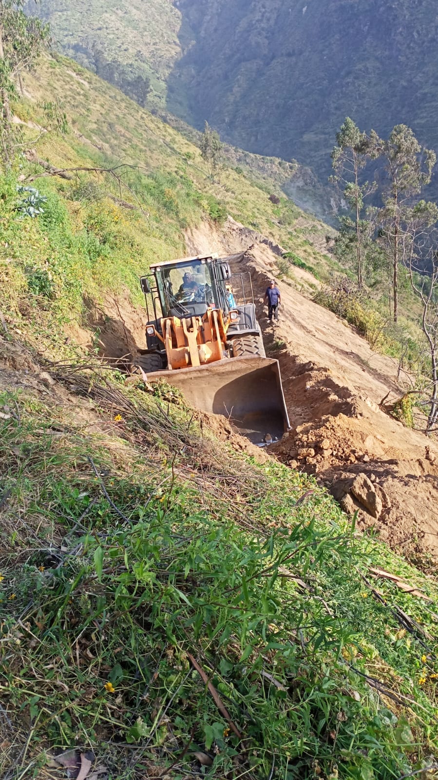 Trabajos de limpieza y reconstrucción de los puntos críticos de la trocha hacia el anexo de Huaquicha
