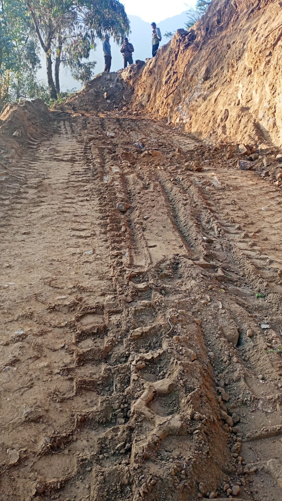 Trabajos de limpieza y reconstrucción de los puntos críticos de la trocha hacia el anexo de Huaquicha