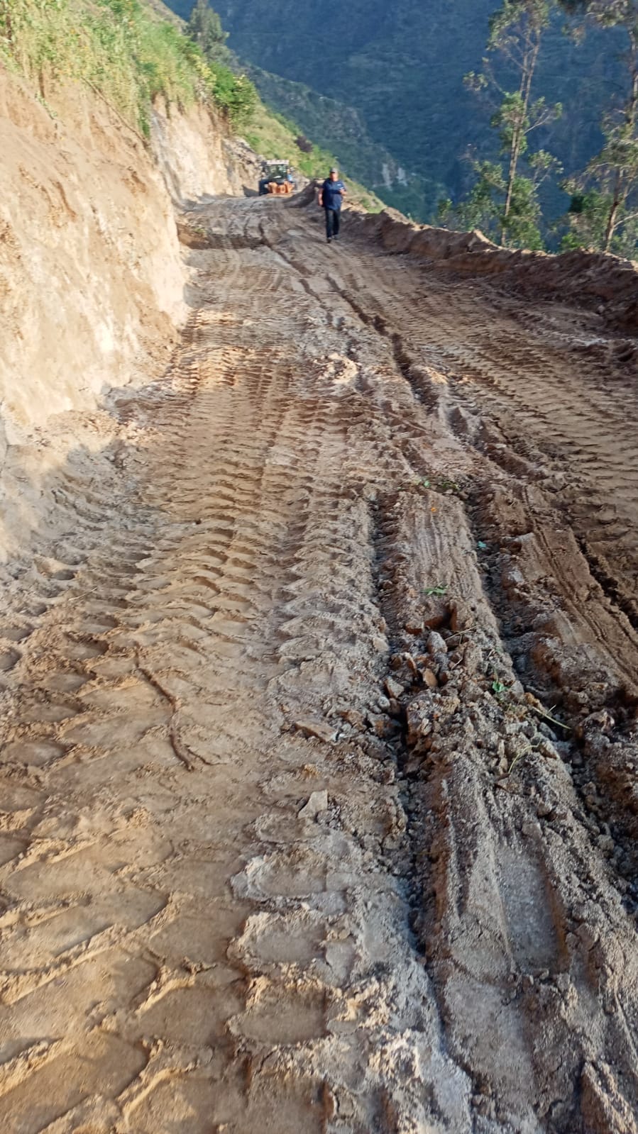 Trabajos de limpieza y reconstrucción de los puntos críticos de la trocha hacia el anexo de Huaquicha