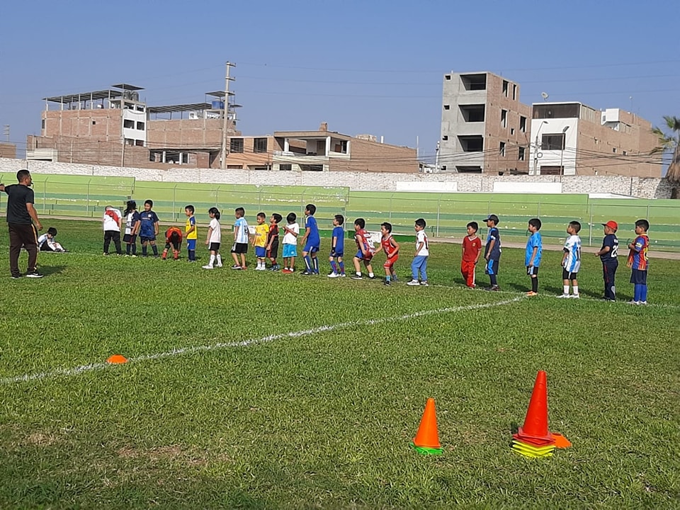 Niños de los talleres gratuitos de la escuela municipal realizan sus prácticas en el Estadio Julio Lores Colán