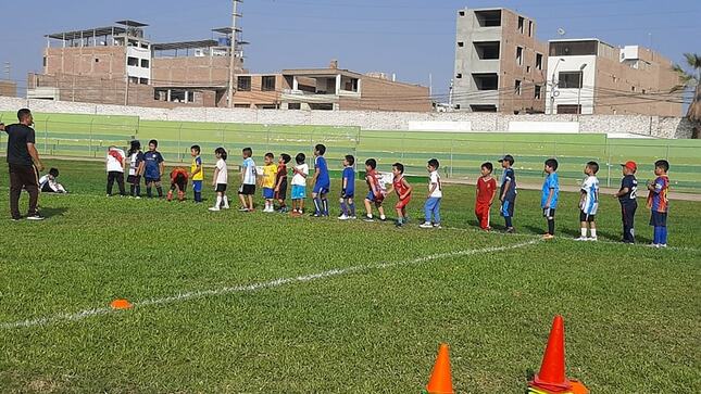 Niños de los talleres gratuitos de la escuela municipal realizan sus prácticas en el Estadio Julio Lores Colán