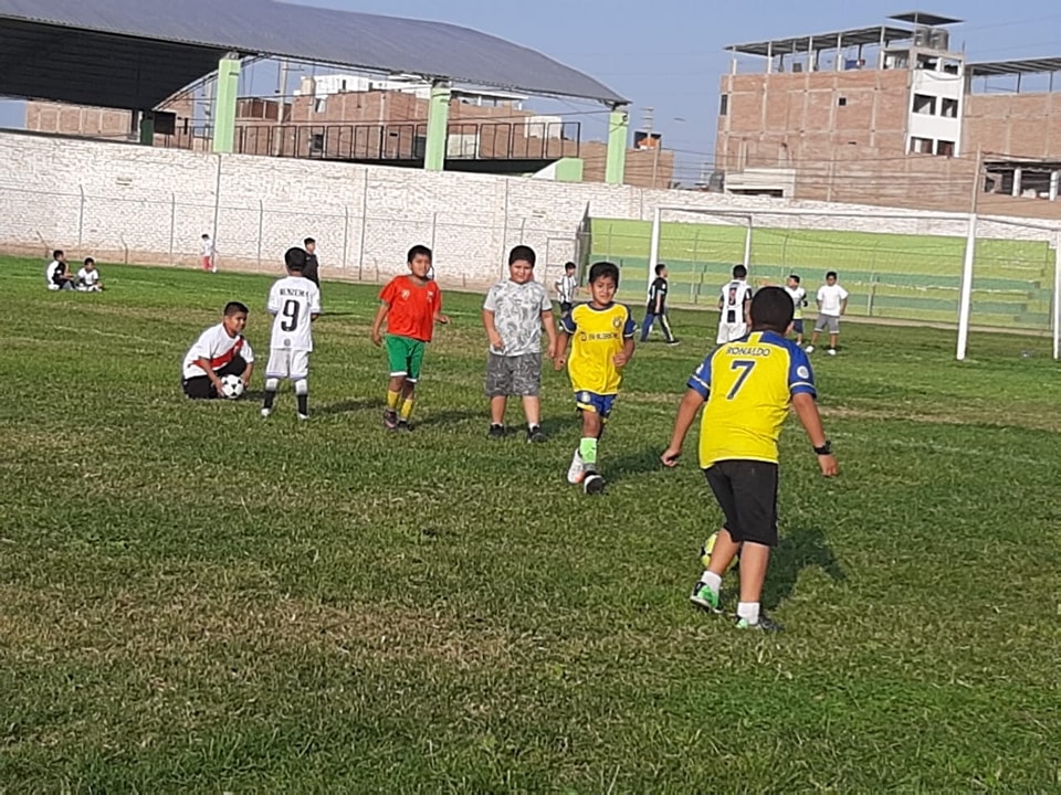 Niños de los talleres gratuitos de la escuela municipal realizan sus prácticas en el Estadio Julio Lores Colán
