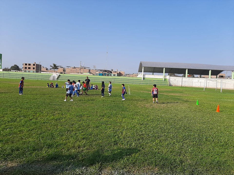 Niños de los talleres gratuitos de la escuela municipal realizan sus prácticas en el Estadio Julio Lores Colán
