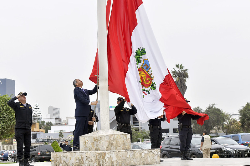 En el marco de las celebraciones por las Fiestas Patrias, las altas autoridades del Ministerio del Interior y la Policía Nacional, encabezados por el titular del Sector, Vicente Romero, participaron en una solemne ceremonia de Izamiento del Pabellón Nacional, acto que se realizó para promover y fortalecer la identidad patriótica entre el personal civil y policial de la entidad.
La actividad, que tuvo lugar en la explanada de la sede central del Mininter, contó con la presencia de autoridades y servidores públicos del Ministerio del Interior, la Policía Nacional del Perú, la Superintendencia Nacional de Migraciones, la Superintendencia Nacional de Control de Servicios de Seguridad, Armas, Municiones y Explosivos de Uso Civil y la Intendencia Nacional de Bomberos del Perú.
Durante la ceremonia, el ministro Vicente Romero pronunció un emotivo discurso, en el que destacó la unión ciudadana como eje fundamental hacia el desarrollo y en favor de la construcción de un país con igualdad de oportunidades.
Asimismo, resaltó el compromiso del Ministerio del Interior y la Policía Nacional por mantener la seguridad y el bienestar de todos los ciudadanos, velando por el respeto a la ley y la convivencia pacífica en la sociedad.
“Felicito a la Policía Nacional por hacer todos los esfuerzos necesarios para que estas Fiestas Patrias se realicen con tranquilidad y normalidad”, expresó.
La ceremonia de Izamiento del Pabellón Nacional fue una muestra de unidad y patriotismo, en la cual las autoridades del Ministerio del Interior reafirmaron su compromiso con el país y sus ciudadanos.
El evento marcó el inicio de las festividades por las Fiestas Patrias en el Ministerio del Interior y permitió recordar a todos los presentes la importancia de mantener vivas las tradiciones y los valores que han forjado la historia de la nación.