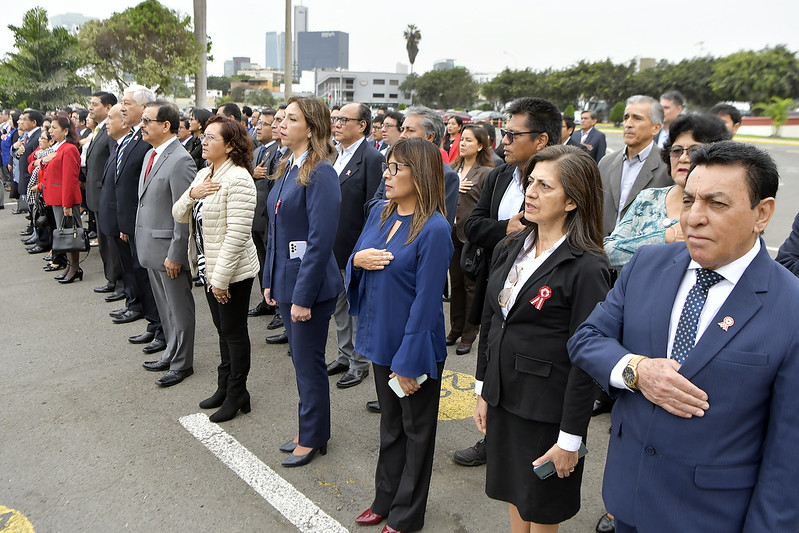 En el marco de las celebraciones por las Fiestas Patrias, las altas autoridades del Ministerio del Interior y la Policía Nacional, encabezados por el titular del Sector, Vicente Romero, participaron en una solemne ceremonia de Izamiento del Pabellón Nacional, acto que se realizó para promover y fortalecer la identidad patriótica entre el personal civil y policial de la entidad.
La actividad, que tuvo lugar en la explanada de la sede central del Mininter, contó con la presencia de autoridades y servidores públicos del Ministerio del Interior, la Policía Nacional del Perú, la Superintendencia Nacional de Migraciones, la Superintendencia Nacional de Control de Servicios de Seguridad, Armas, Municiones y Explosivos de Uso Civil y la Intendencia Nacional de Bomberos del Perú.
Durante la ceremonia, el ministro Vicente Romero pronunció un emotivo discurso, en el que destacó la unión ciudadana como eje fundamental hacia el desarrollo y en favor de la construcción de un país con igualdad de oportunidades.
Asimismo, resaltó el compromiso del Ministerio del Interior y la Policía Nacional por mantener la seguridad y el bienestar de todos los ciudadanos, velando por el respeto a la ley y la convivencia pacífica en la sociedad.
“Felicito a la Policía Nacional por hacer todos los esfuerzos necesarios para que estas Fiestas Patrias se realicen con tranquilidad y normalidad”, expresó.
La ceremonia de Izamiento del Pabellón Nacional fue una muestra de unidad y patriotismo, en la cual las autoridades del Ministerio del Interior reafirmaron su compromiso con el país y sus ciudadanos.
El evento marcó el inicio de las festividades por las Fiestas Patrias en el Ministerio del Interior y permitió recordar a todos los presentes la importancia de mantener vivas las tradiciones y los valores que han forjado la historia de la nación.