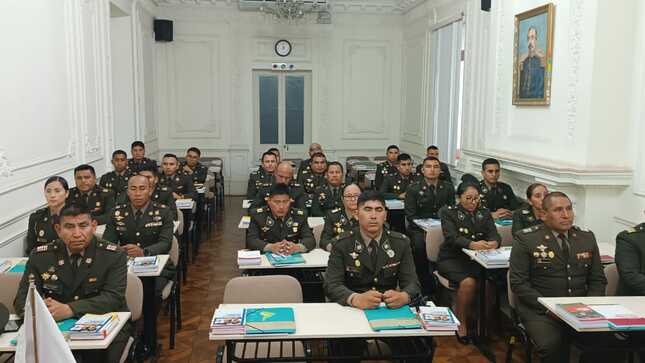 Oficiales nacionales y extranjeros se capacitan en derecho internacional humanitario