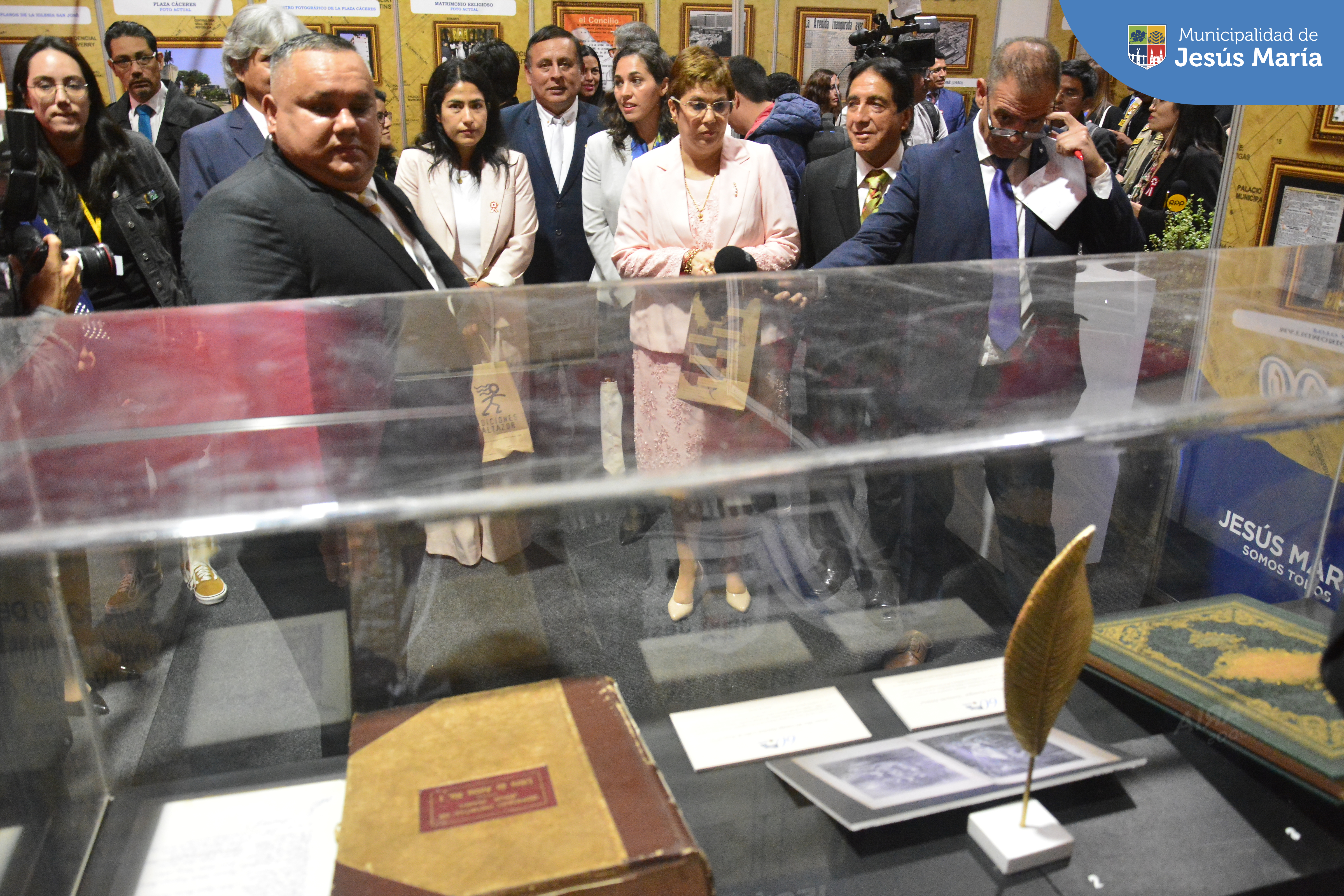 👉🏼 Ya puedes visitar nuestro stand en la Feria Internacional del Libro de Lima. Exhibiremos los más grandes tesoros con valor histórico de nuestra comuna, teniendo como tema principal la conmemoración de los 60 años del distrito. Podrán ver los planos originales de la Iglesia San José, el acta del primer matrimonio realizado en Jesús María, la primera revista municipal y mucho más. 📜
📅 Del 21 de julio al 06 de agosto
⏰ De 11:00 a.m. a 10:00 p.m.
🎯 Parque Próceres de la Independencia, Jesús María.
¡Visítanos y disfruta de esta gran fiesta cultural! 📚
#JesúsMaríaSomosTodos #EsTiempoDeSoluciones
