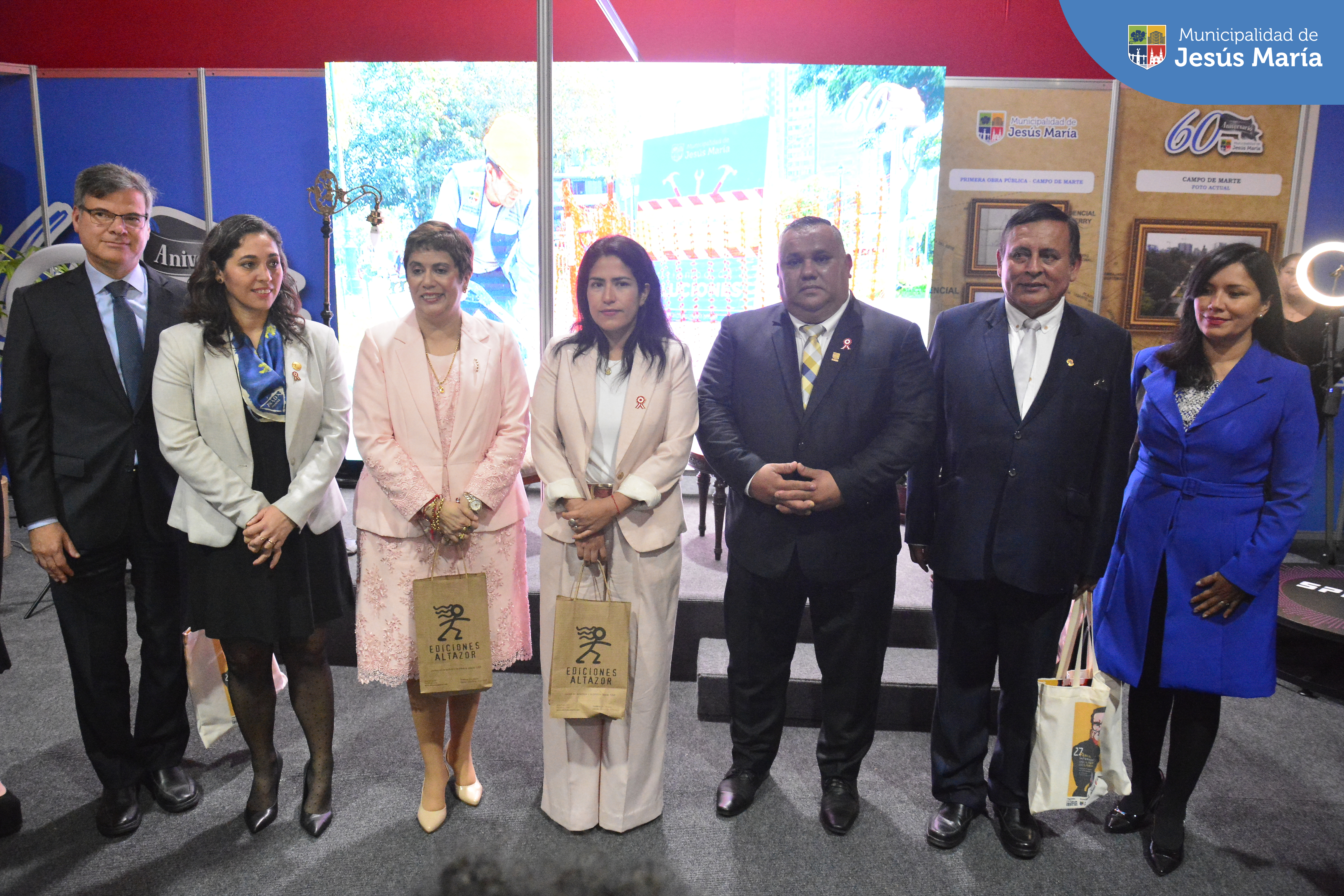 👉🏼 Ya puedes visitar nuestro stand en la Feria Internacional del Libro de Lima. Exhibiremos los más grandes tesoros con valor histórico de nuestra comuna, teniendo como tema principal la conmemoración de los 60 años del distrito. Podrán ver los planos originales de la Iglesia San José, el acta del primer matrimonio realizado en Jesús María, la primera revista municipal y mucho más. 📜
📅 Del 21 de julio al 06 de agosto
⏰ De 11:00 a.m. a 10:00 p.m.
🎯 Parque Próceres de la Independencia, Jesús María.
¡Visítanos y disfruta de esta gran fiesta cultural! 📚
#JesúsMaríaSomosTodos #EsTiempoDeSoluciones