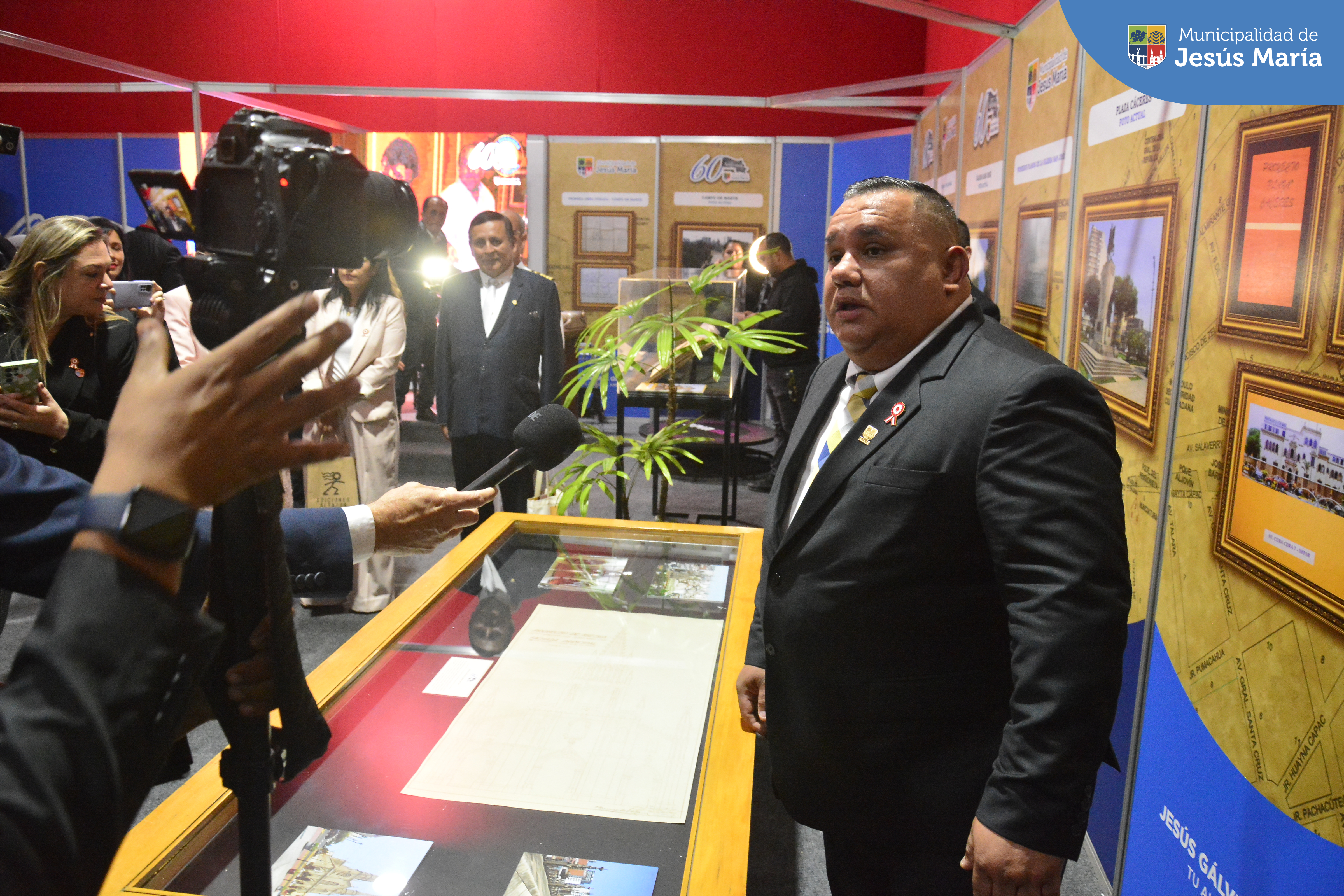 👉🏼 Ya puedes visitar nuestro stand en la Feria Internacional del Libro de Lima. Exhibiremos los más grandes tesoros con valor histórico de nuestra comuna, teniendo como tema principal la conmemoración de los 60 años del distrito. Podrán ver los planos originales de la Iglesia San José, el acta del primer matrimonio realizado en Jesús María, la primera revista municipal y mucho más. 📜
📅 Del 21 de julio al 06 de agosto
⏰ De 11:00 a.m. a 10:00 p.m.
🎯 Parque Próceres de la Independencia, Jesús María.
¡Visítanos y disfruta de esta gran fiesta cultural! 📚
#JesúsMaríaSomosTodos #EsTiempoDeSoluciones