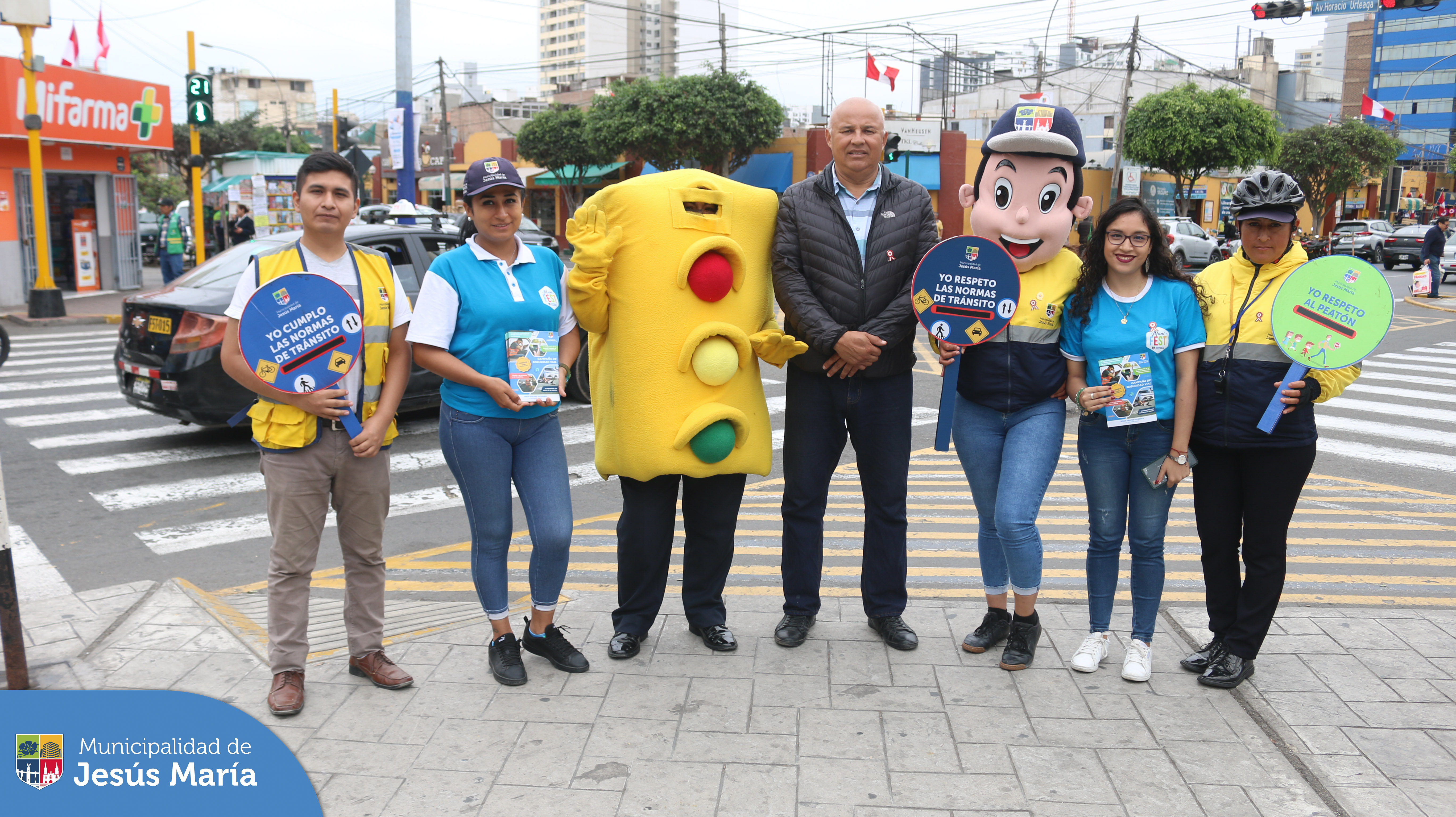 🚦 Con el propósito de prevenir accidentes de tránsito, la Subgerencia de Transporte y Vialidad lanzó la campaña #VíaSeguraVidaSegura 🚸 en los principales puntos de nuestro distrito dónde se registra mayor incidencia de siniestros. ⛔🚗🚌
Esta iniciativa busca generar conciencia entre los conductores, transportistas y peatones sobre las consecuencias de no respetar las normas de tránsito, así como de las principales recomendaciones a seguir por ciclistas 🚴🏻♀️ y peatones 🚶♂️ para evitar accidentes.
Esta campaña continuará en más vías del distrito. 💪
#SeguridadVial #EsTiempoDeSoluciones #JesúsMaríaSomosTodos