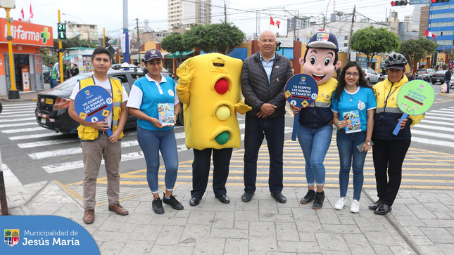 🚦 Con el propósito de prevenir accidentes de tránsito, la Subgerencia de Transporte y Vialidad lanzó la campaña #VíaSeguraVidaSegura 🚸 en los principales puntos de nuestro distrito dónde se registra mayor incidencia de siniestros. ⛔🚗🚌
Esta iniciativa busca generar conciencia entre los conductores, transportistas y peatones  sobre las consecuencias de no respetar las normas de tránsito, así como de las principales recomendaciones a seguir por ciclistas 🚴🏻‍♀️ y peatones 🚶‍♂️ para evitar accidentes.
Esta campaña continuará en más vías del distrito. 💪
#SeguridadVial #EsTiempoDeSoluciones #JesúsMaríaSomosTodos