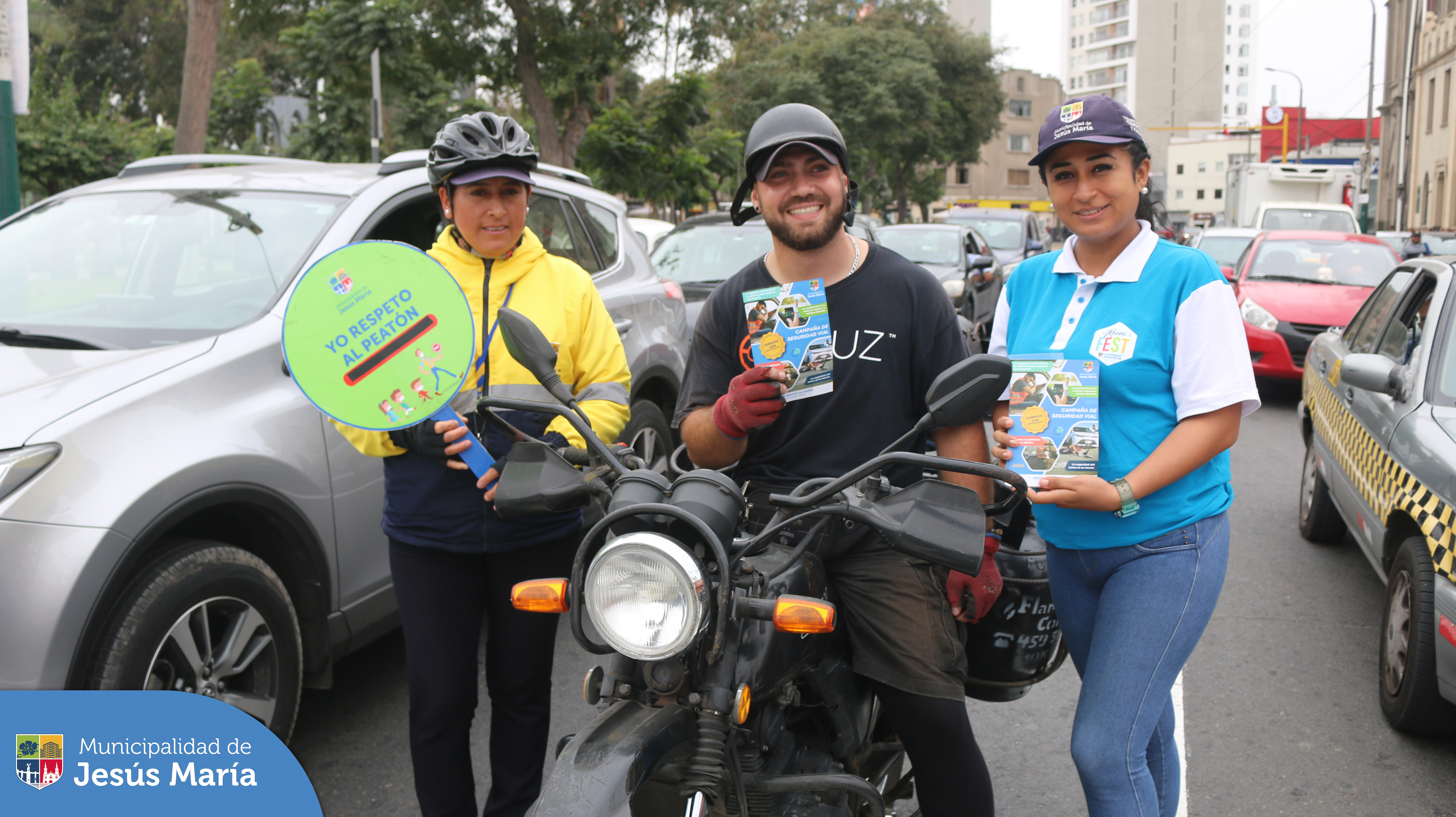 🚦 Con el propósito de prevenir accidentes de tránsito, la Subgerencia de Transporte y Vialidad lanzó la campaña #VíaSeguraVidaSegura 🚸 en los principales puntos de nuestro distrito dónde se registra mayor incidencia de siniestros. ⛔🚗🚌
Esta iniciativa busca generar conciencia entre los conductores, transportistas y peatones sobre las consecuencias de no respetar las normas de tránsito, así como de las principales recomendaciones a seguir por ciclistas 🚴🏻♀️ y peatones 🚶♂️ para evitar accidentes.
Esta campaña continuará en más vías del distrito. 💪
#SeguridadVial #EsTiempoDeSoluciones #JesúsMaríaSomosTodos