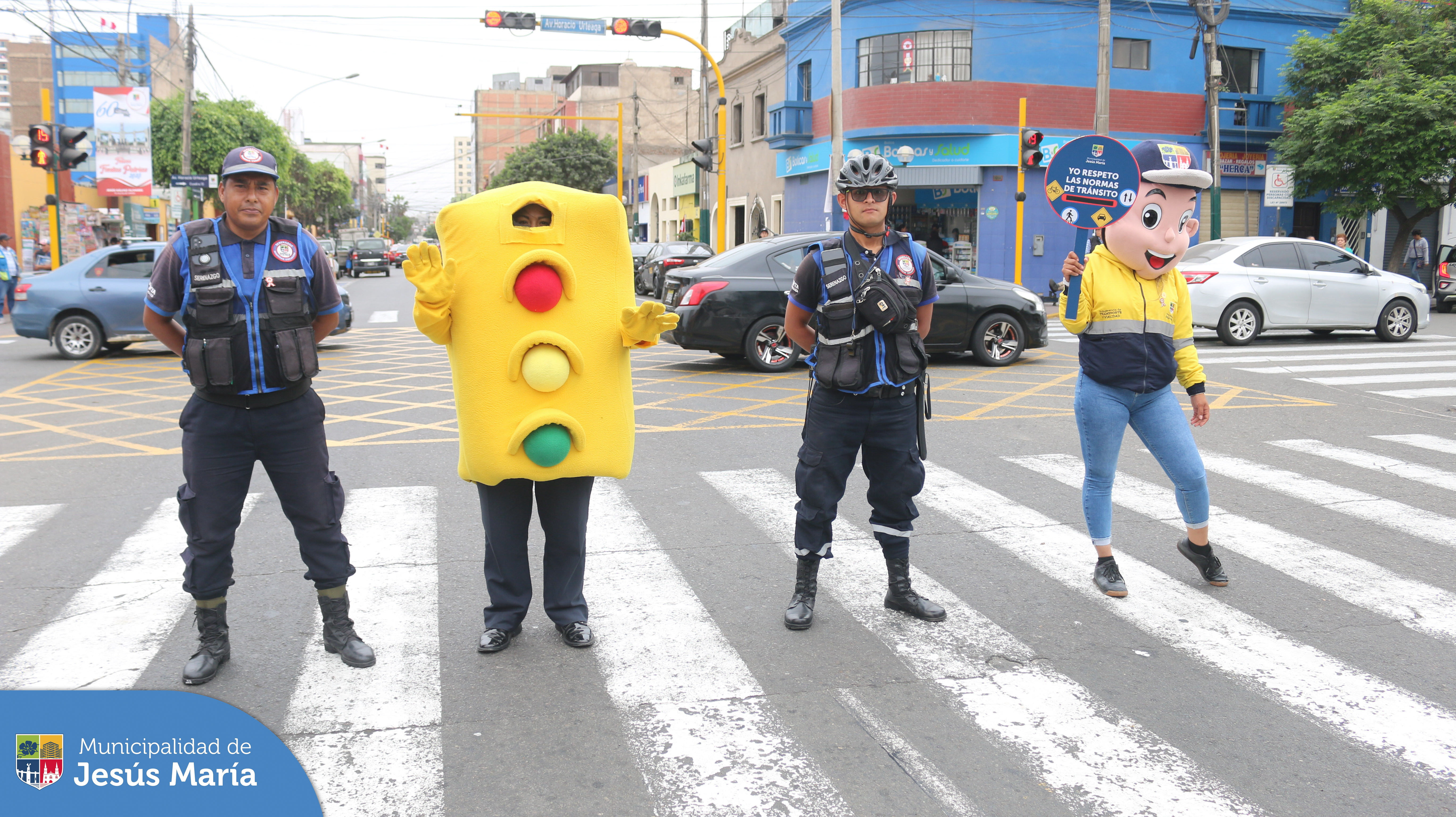 🚦 Con el propósito de prevenir accidentes de tránsito, la Subgerencia de Transporte y Vialidad lanzó la campaña #VíaSeguraVidaSegura 🚸 en los principales puntos de nuestro distrito dónde se registra mayor incidencia de siniestros. ⛔🚗🚌
Esta iniciativa busca generar conciencia entre los conductores, transportistas y peatones sobre las consecuencias de no respetar las normas de tránsito, así como de las principales recomendaciones a seguir por ciclistas 🚴🏻♀️ y peatones 🚶♂️ para evitar accidentes.
Esta campaña continuará en más vías del distrito. 💪
#SeguridadVial #EsTiempoDeSoluciones #JesúsMaríaSomosTodos