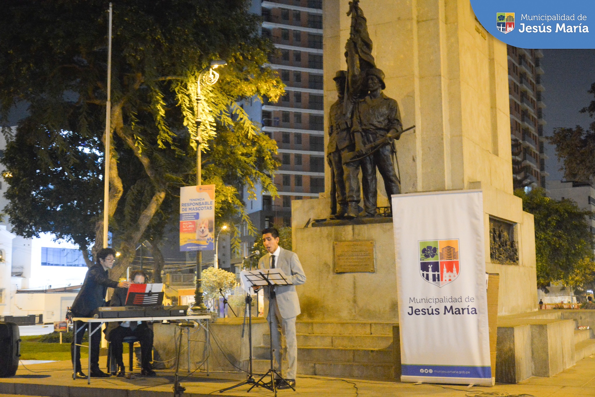 Vivimos un evento inolvidable, lleno de mucha alegría y patriotismo ♥️🤍♥️ en el concierto “Voces del Perú” 🇵🇪 en la Plaza Cáceres. El coro de la Universidad Alas Peruanas, nos deleitó con lo mejor de su repertorio musical para homenajear a nuestro querido Perú. 🎤
#JesúsMaríaSomosTodos #EsTiempoDeSoluciones