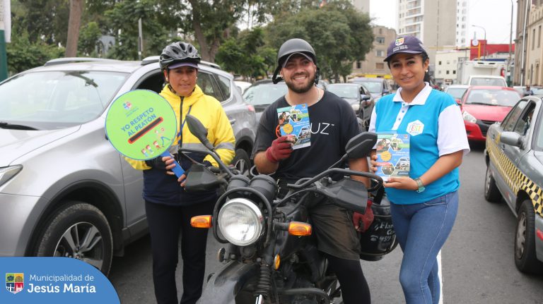 🚦 Con el propósito de prevenir accidentes de tránsito, la Subgerencia de Transporte y Vialidad lanzó la campaña #VíaSeguraVidaSegura 🚸 en los principales puntos de nuestro distrito dónde se registra mayor incidencia de siniestros. ⛔🚗🚌